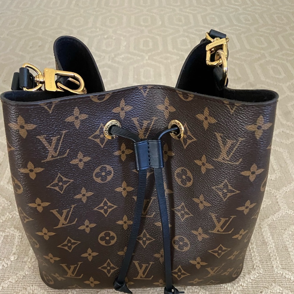 Louis Vuitton NÉONOÉ MM bucket bag